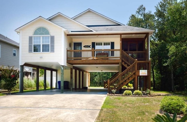 Catch 22-Beautiful, 3 Bdrm-2 Bath Home (Sleeps 8) with Privacy & Comfort