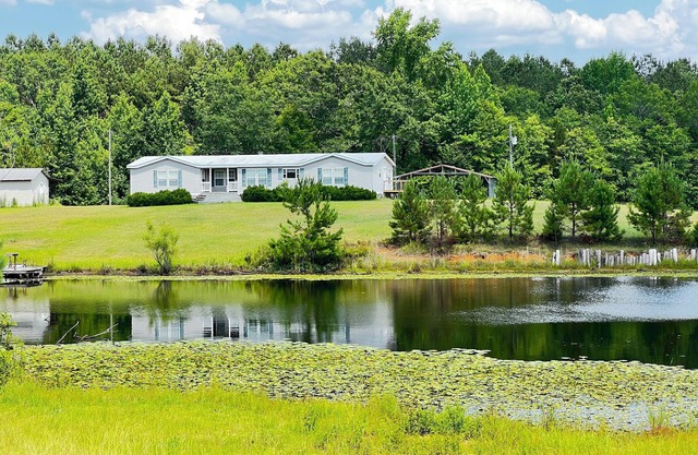 Catch and Relax! Private Family friendly house w/5 acre fishing pond.