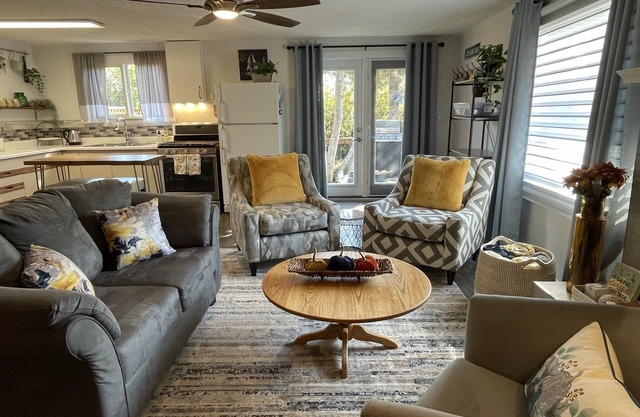 Cedar Cottage - one block from the lake