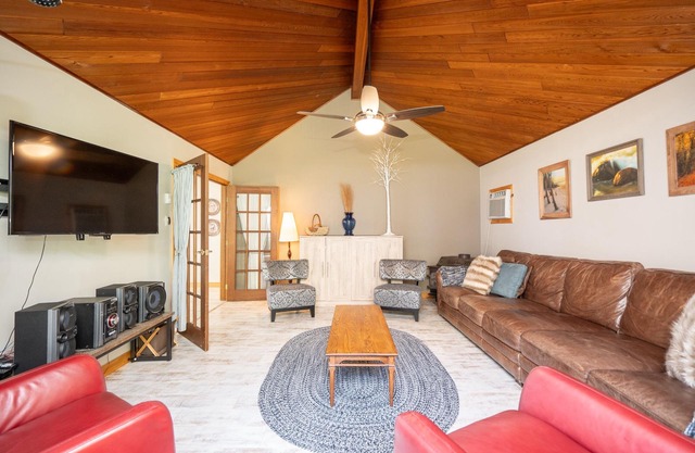 Cedar House on Lakefront Facing Elk Island in Victoria Beach-non-restricted area