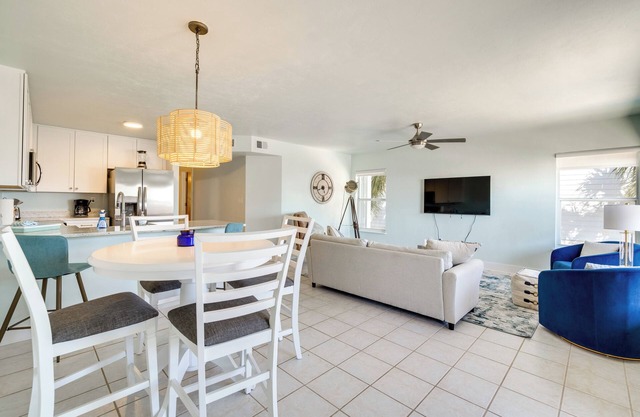 Cedar Key Condo w/Balcony & Gulf Views!