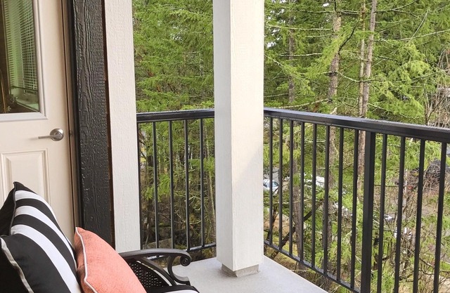 Cedar Shore lakeside suite - new top-floor condo on the Nanaimo Long Lake.