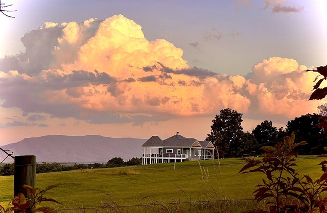 Celebration Cottage with Mountain Views in beautiful Shenandoah County, Virginia