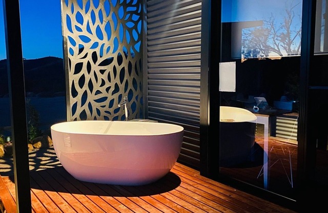Celestine - Chic 1 bedroom , eco-friendly cabin with stunning natural surrounds.