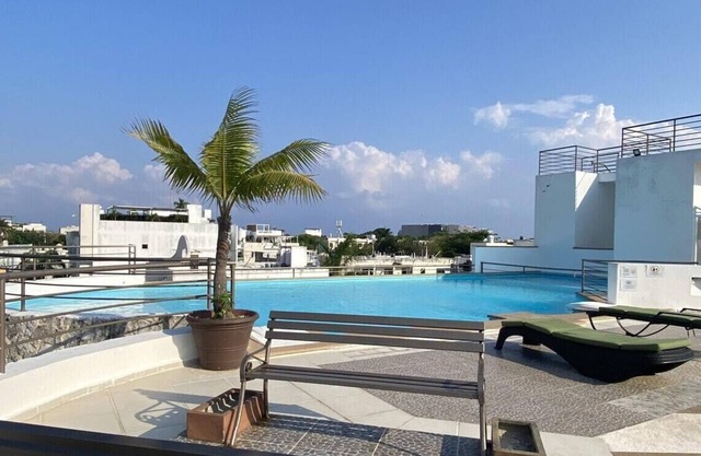 Central 2BR, Sleeps 6, Rooftop Pool, Central 2 Bedroom, Garage, 5 Beds