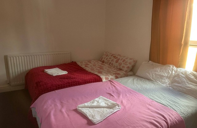 Central 4 Bedroom Walsall House - Free Parking & WiFi