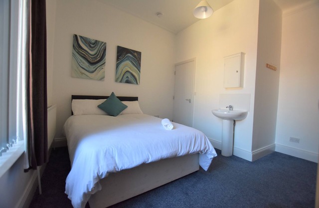 Central, 5 bedrooms, Sleeps 10 RECENTLY RENOVATED