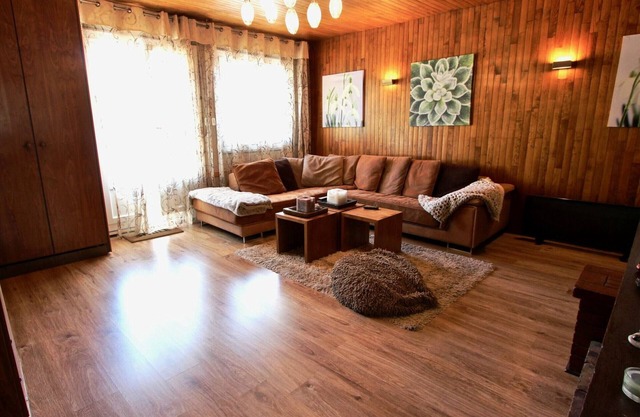 Central Apartment, 6 Sleeps, South-Facing Balcony, Near Ski Lifts!