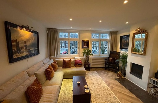 Central Apartment on the Keizersgracht Just off Leidsestraat. Fully Refurbished