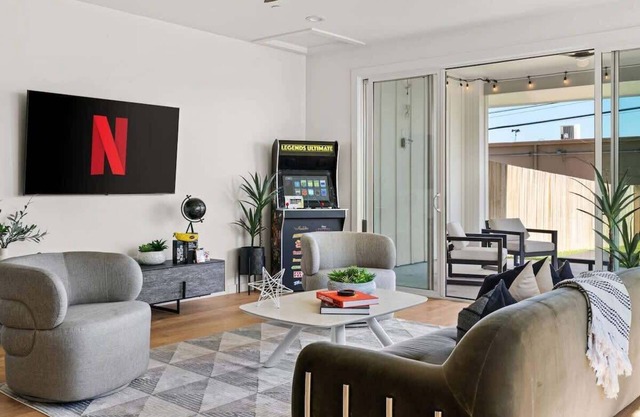 Central Austin ~ Domain ~ Q2 Stadium ~ 3 Bed Ensui