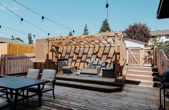 Central Calgary & Nearby Mountain Escape - 4 Beds