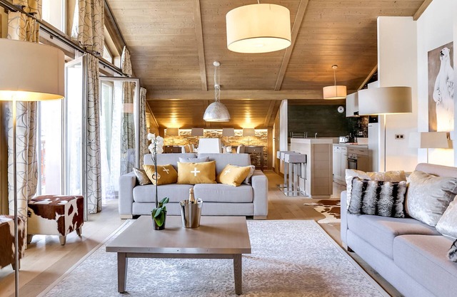 Central Courchevel 4-Room Apartment, Near Slopes, with Fitness Access and Parking