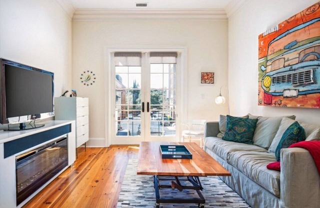 Central King St Condo: Private Balcony, Full Kitchen & Comfort for 6 Guests