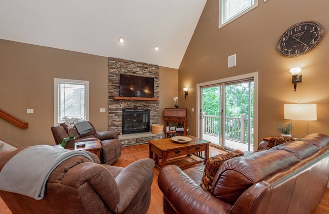 Central Lake Gem w/Dock & Hot Tub