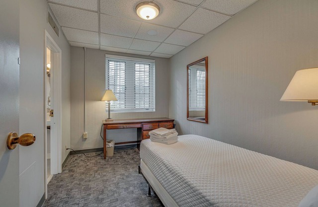 Central Location Renovated Dorm Suite - Music Row!