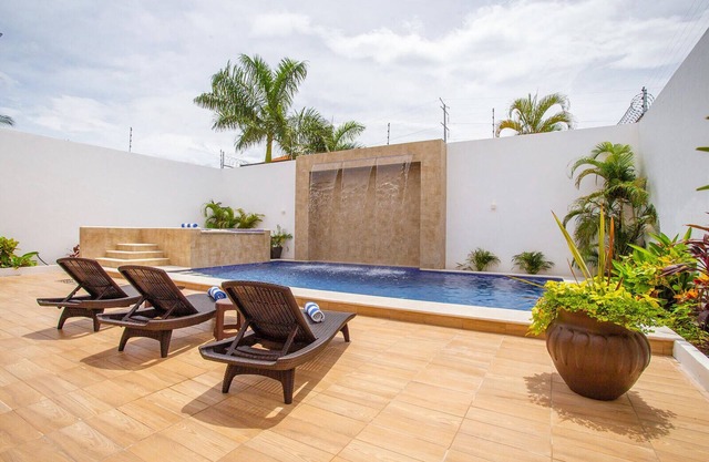 Central Luxury Villa, heated pool & huge hot tub! 5 Bedrooms and 6 bathrooms.