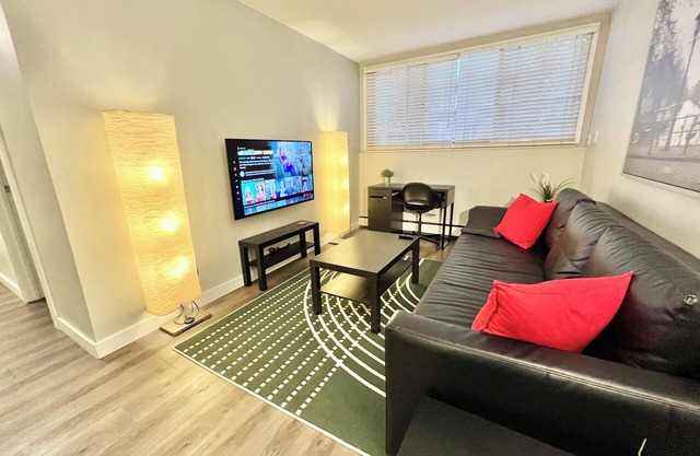 Central, Modern and Cozy 1 Bedroom Retreat in the Heart of Tuxedo