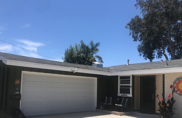 Central San Diego 3b/2b house with yard. Pet friendly.