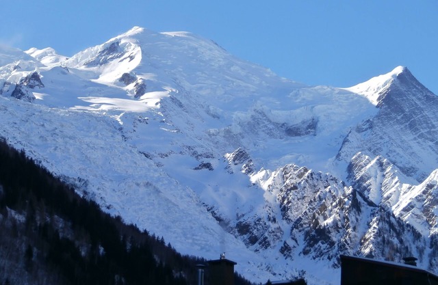 Central, Spacious, Modern, 2 balconies, view of Mt Blanc, parking