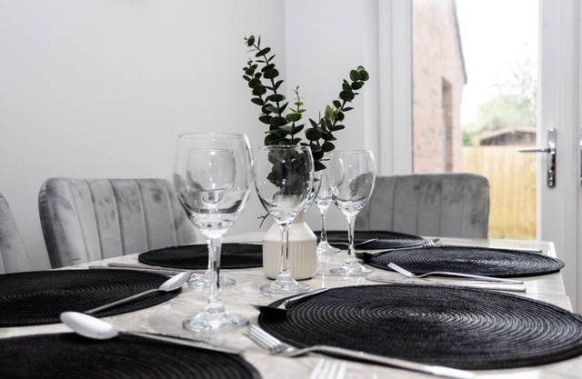 Central Telford Home - Sleeps 8 - Private Parking