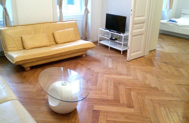 Central three bedroom Apartment with garden view close to the ring huge free WiFi