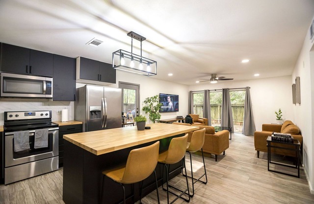 Central Woodlands. Outdoor deck, dining, & grill! Newly Remodeled.