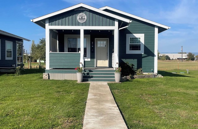Centrally located. 1-bedroom cottage. Full bath. Washer, Dryer. Full kitchen.