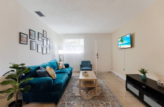 Centrally Located 2BR Apt in Miami with Parking, Near Highways