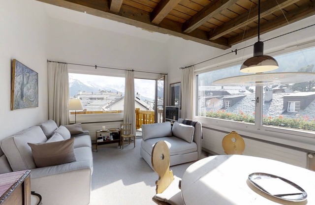 Centrally located 3-room flat on the 3rd floor with gallery, approx.