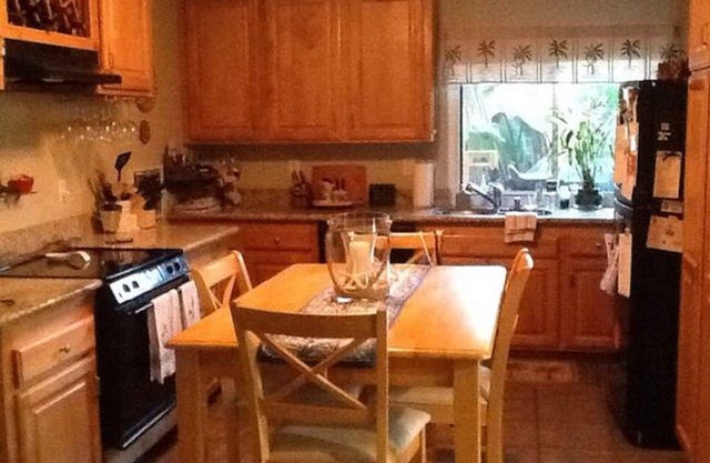 Centrally Located Cozy 3 BR Townhouse with Pool/Jacuzzi