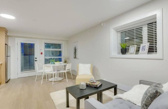 Centrally-located Modern Suite near Skytrain