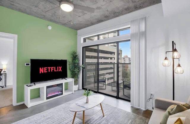 Centric 1BR In HEART of DTPHX Free Garage Parking