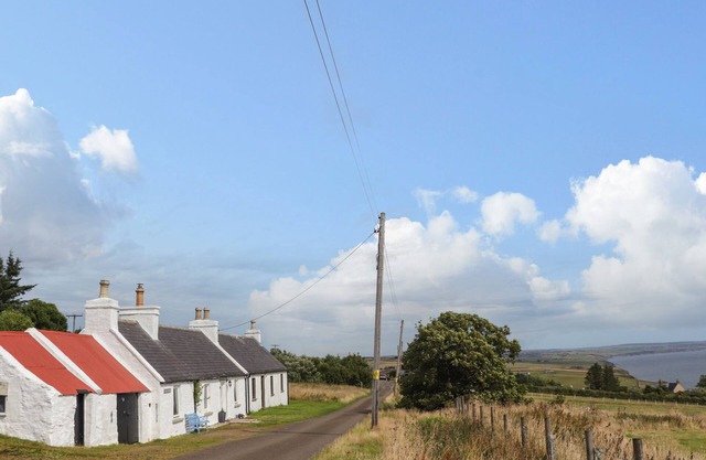 CEOL-NA-MARA, pet friendly, with hot tub in Dunbeath