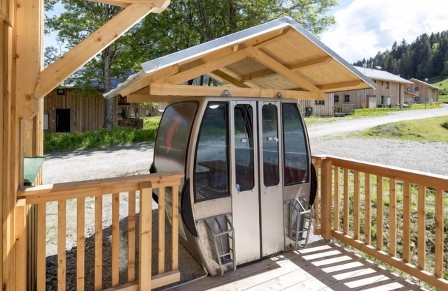 Chalet 4 Schlafzimmern, Sauna & SwimSPA by Interhome