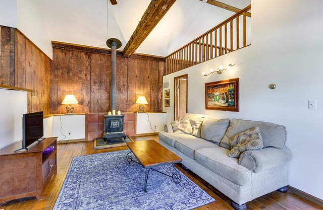 Chagrin Falls Home ~ 2 Mi to Town!
