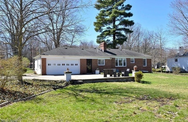 Chagrin Falls light filled 2 bed 1 bath a Mile from the Village