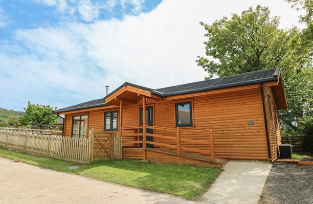 CHALE FARM LODGE, family friendly, character holiday cottage in Chale