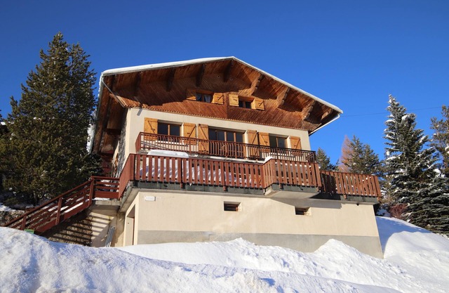 CHALET 16/18 PERSONS JACUZZI SAUNA CINEMA ROOM VIEW SLOPES AND MOUNTAINS