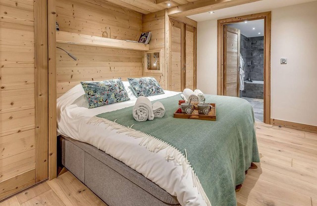 Chalet, 200m from shops, sauna, terrace, balcony, tv, ski locker, 250m², Tignes