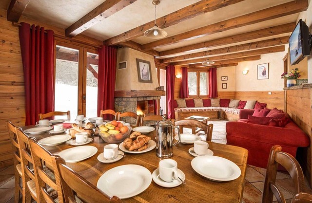 Chalet, 200m from ski slopes, fitness, terrace, fireplace or stove, parking, tv, ski locker, 160m²