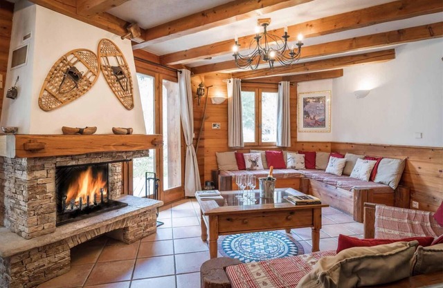 Chalet, 200m from ski slopes, fitness, terrace, fireplace or stove, parking, tv, ski locker, 165m²