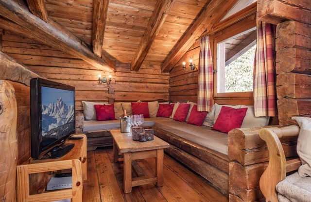 Chalet, 200m from ski slopes, fitness, terrace, fireplace or stove, parking, tv, ski locker, 80m²