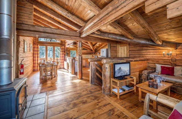 Chalet, 200m from ski slopes, fitness, terrace, fireplace or stove, parking, tv, ski locker, 100m²