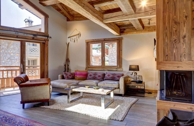 Chalet, 200m from ski slopes, balcony, fireplace or stove, tv, 150m², Courchevel