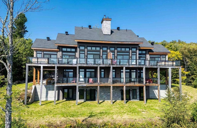 Chalet 59: Luxury Riverfront with Views & SPA