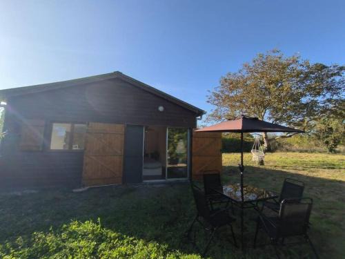 Chalet avec grand jardin Lit avec balançoire atypique