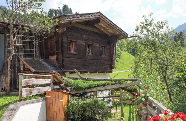 Chalet by the river, only 1 km from the ski lift