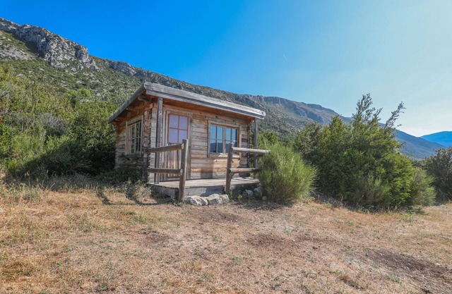 Chalet 'Cabane Aux Étoiles' with Mountain View, Private Terrace and Shared Garden