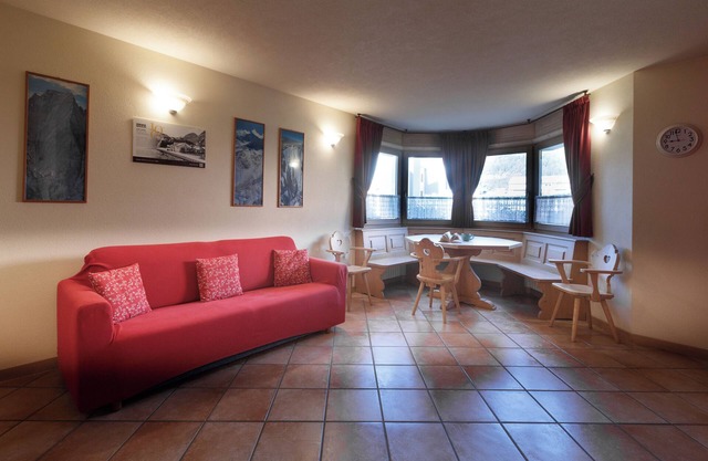 Chalet Ceppo Bormio, ground floor apartment with bay window