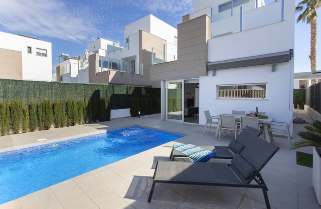 Chalet con Piscina Independiente en Guardamar
